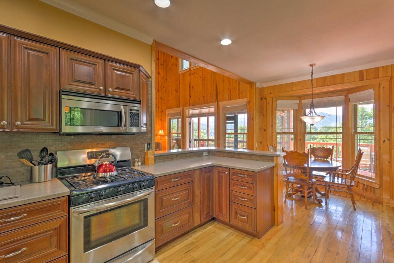 Beautiful Bryson With Hot Tub And Mtn Views! Holiday home