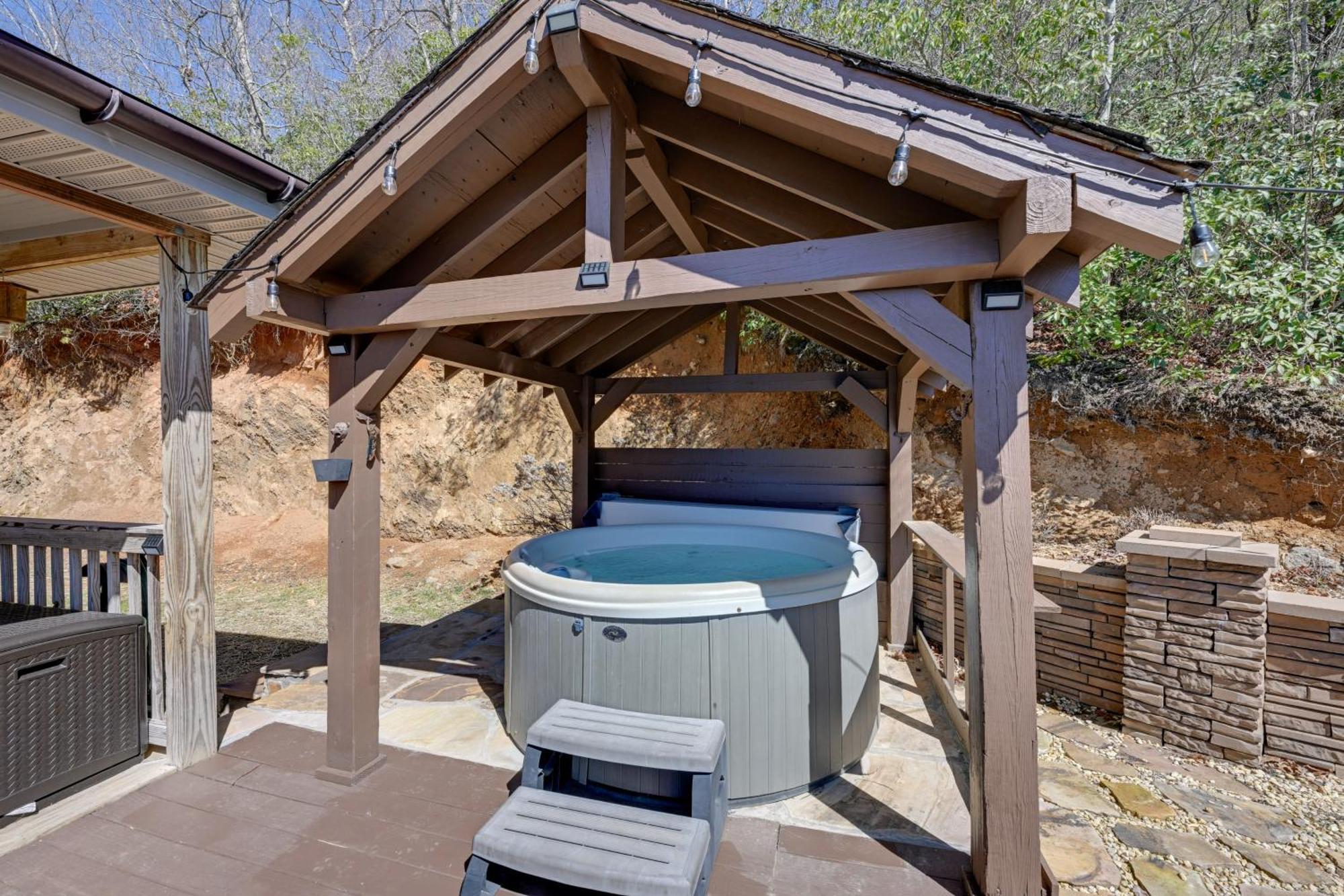 Hébergement de vacances Beautiful Bryson With Hot Tub And Mtn Views! *